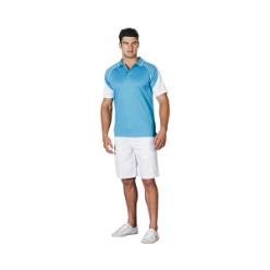 This short sleeve golfer features a raglan sleeve, contrast piping and panel detail, knitted collar with single stripe, side slits. Regular fit. 160gsm. 100% polyester, techno-dri.